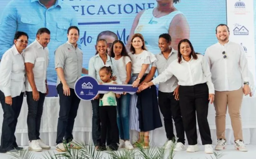 Las familias recibieron   llaves de   casas en un acto simbólico.