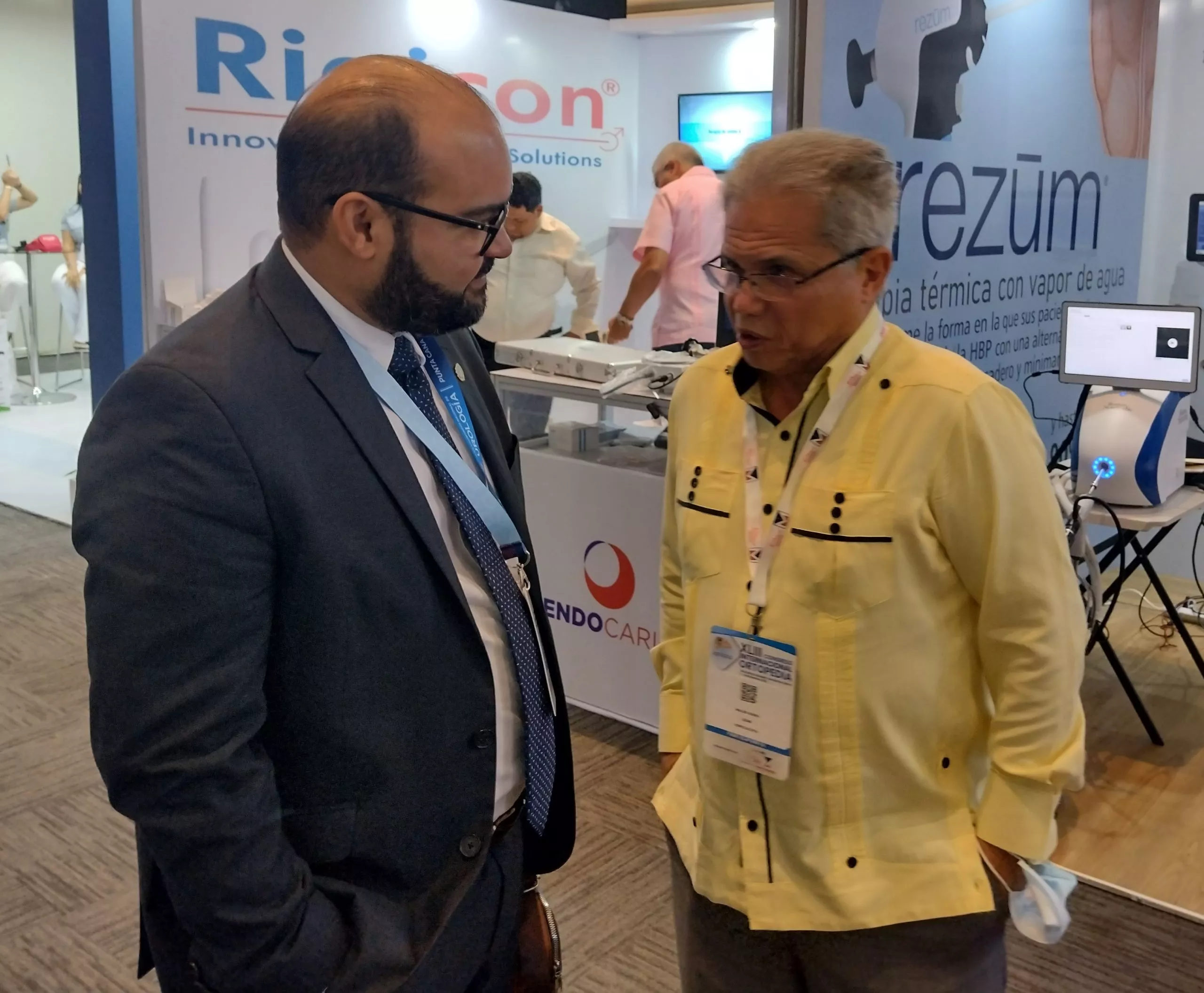 Dr. Sánchez Caba conversa con Waldo Suero en congreso de urólogos (1)