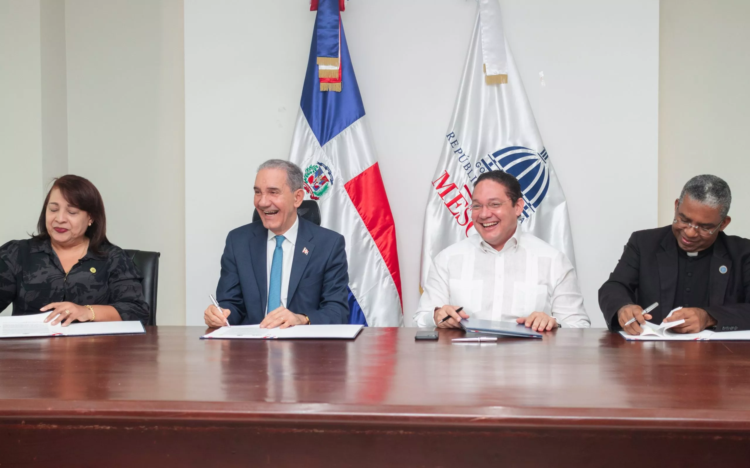 Foto firma de convenio UCE 01