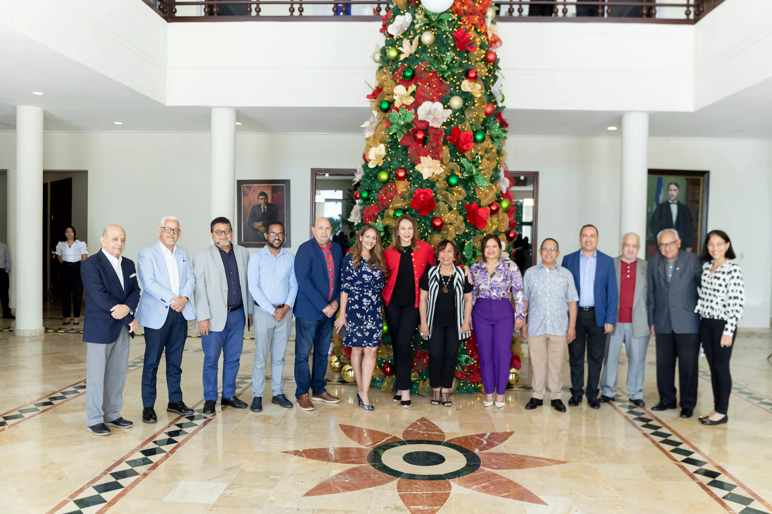 La ministra de Cultura, Milagros Germán, junto a editores de Arte y Espectáculo de medios nacionales