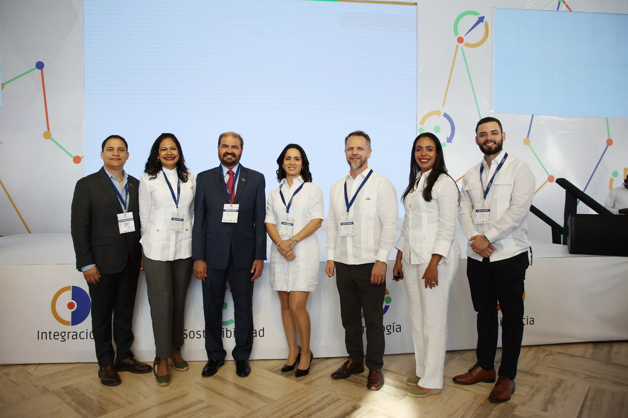 Mohammed Al Muallem junto a Morten Johansen CEO DP World República Dominicana y ejecutivos de la empresa