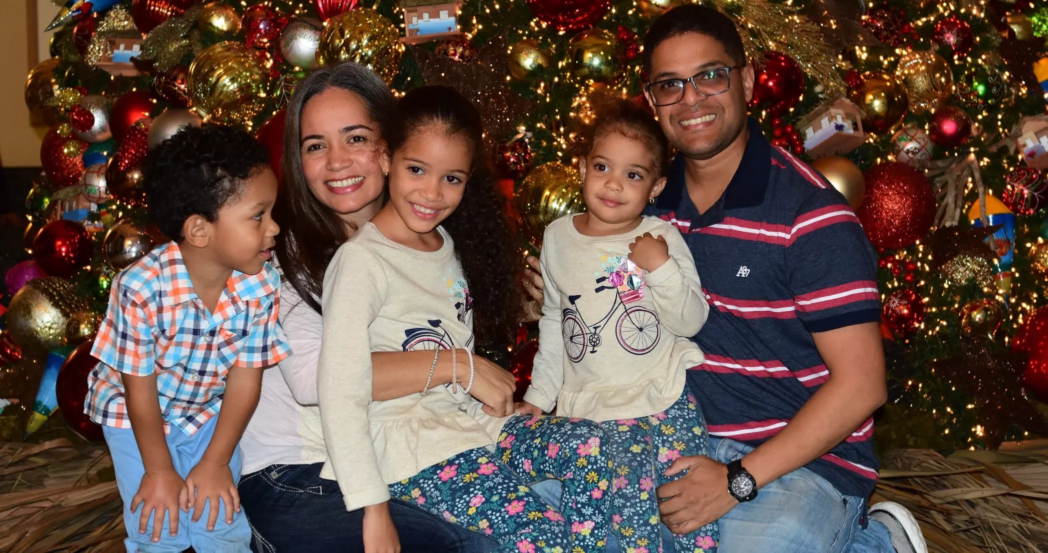 Una familia dominicana posando frente a un arbolito en la época de Navidad.  AGENCIA FOTO