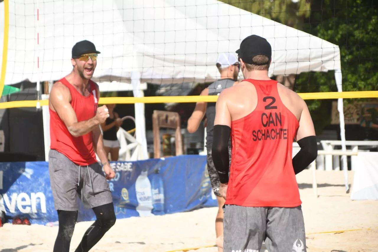 Sam Schatcher y Daniel Dearing celebran tras coronarse campeones