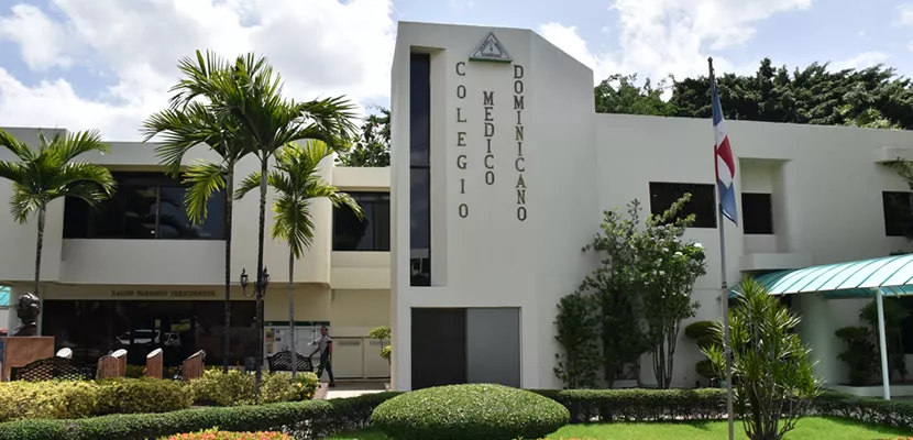 Colegio Médico marcha al Ministerio de Salud por aumento salarial a galenos pensionados