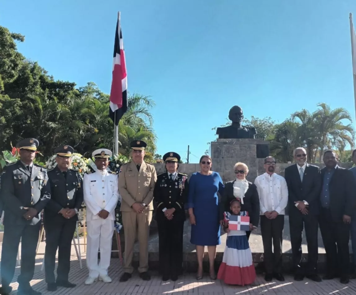 Juan Pablo Uribe, junto a autoridades civiles y militares, luego de hacer el depósito de ofrenda.