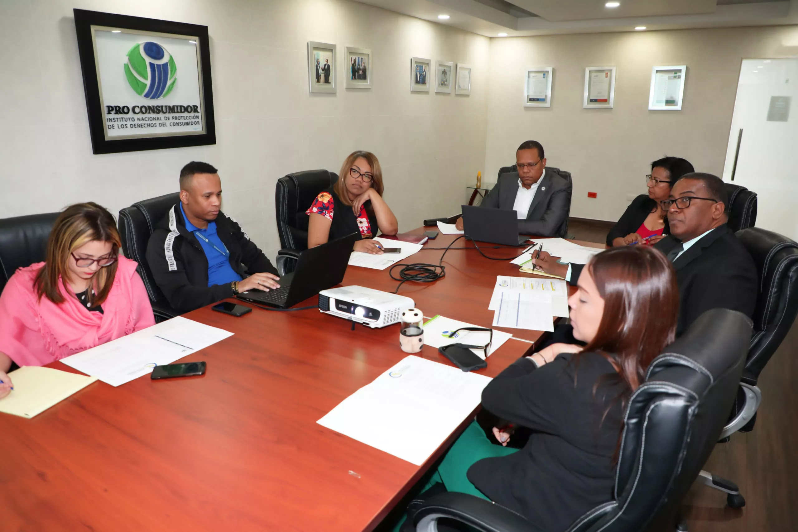 (foto #1) El director de Pro Consumidor, Eddy Alcántara, participa en la reunión del CONCADECO
