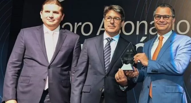 Alberto Cruz, presidente de Excel, recibe la distinción de los ejecutivos de Asonahores.