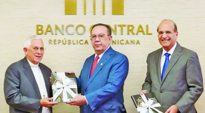 Monseñor José Dolores Grullón Estrella, Héctor Valdez Albizu y Julio César Castaños Guzmán.