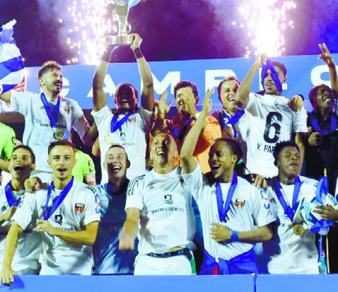 Integrantes del onceno del Cibao FC durante celebración.