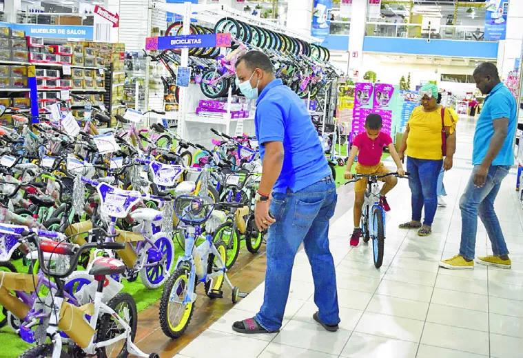 Un niño mientras se montaba  en una bicicleta de una tienda comercial.  josé de león