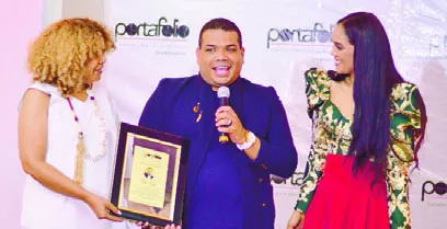 Angélica Azcona y Gladys Rodríguez entregan reconocimiento a Rafael Rivero.