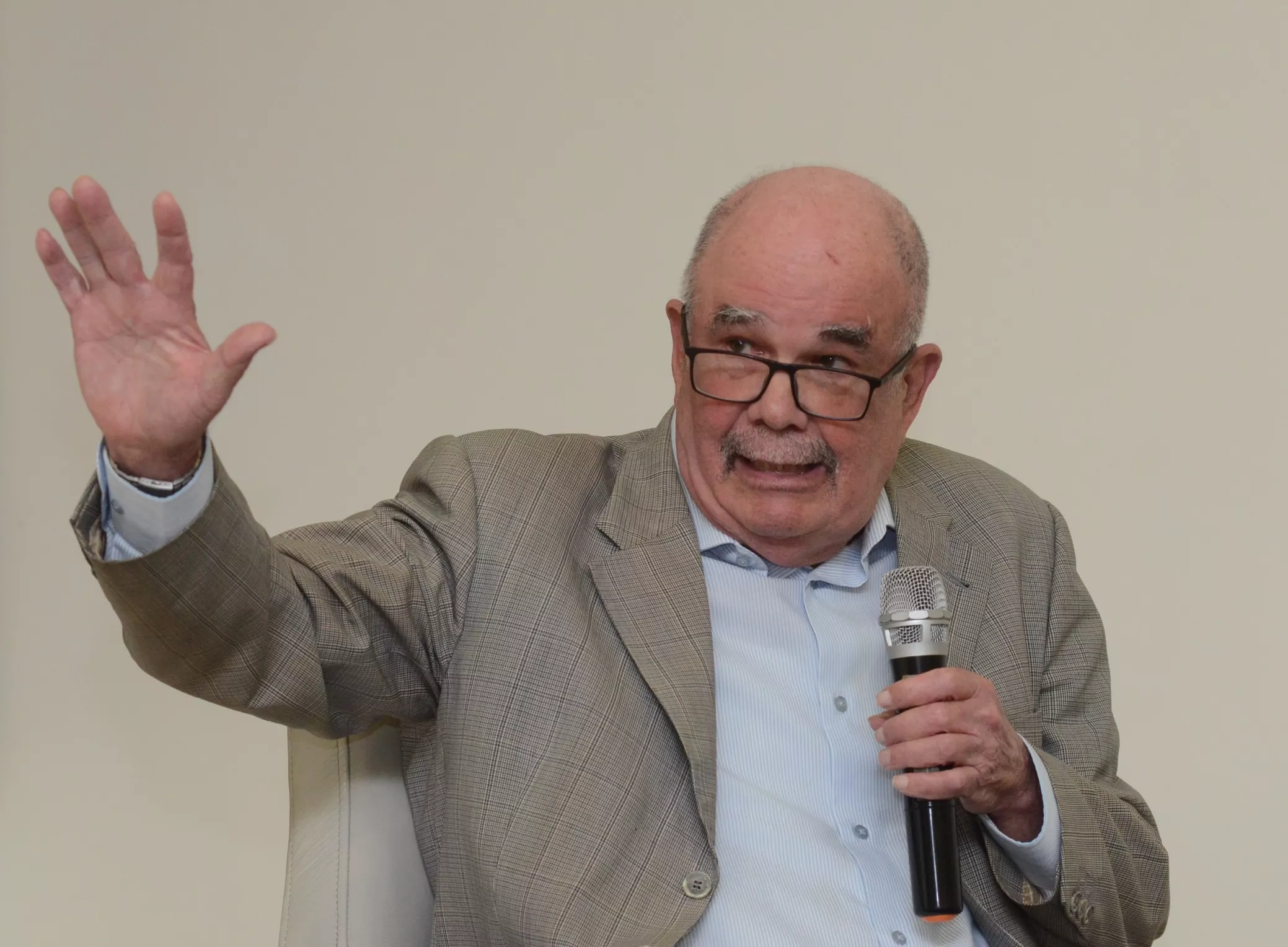 Roberto Cassá cuestiona que cómo se explica el rompimiento unánime de los dominicanos de la época con las autoridades haitianas.  Jorge González