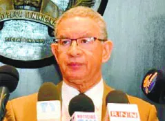 Wilson Gómez habla a la prensa.