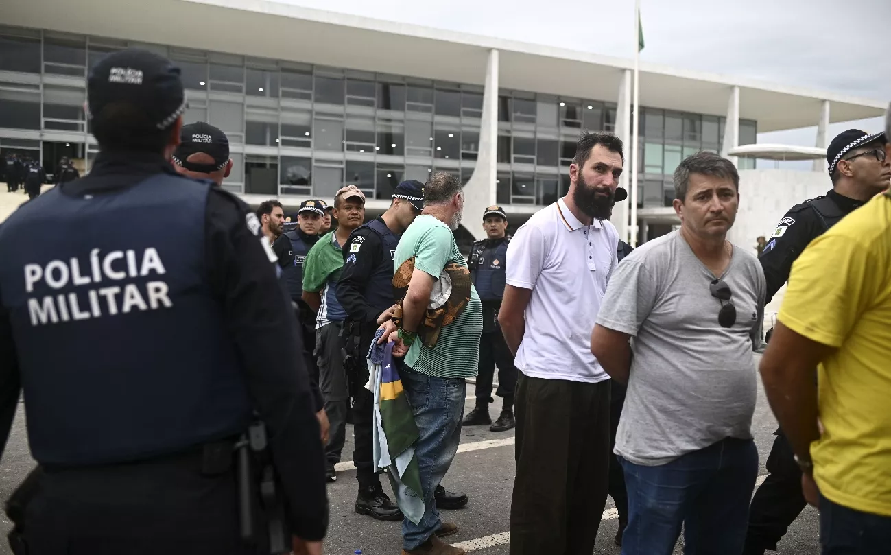 Policías antidisturbios entran al palacio presidencial de Brasil