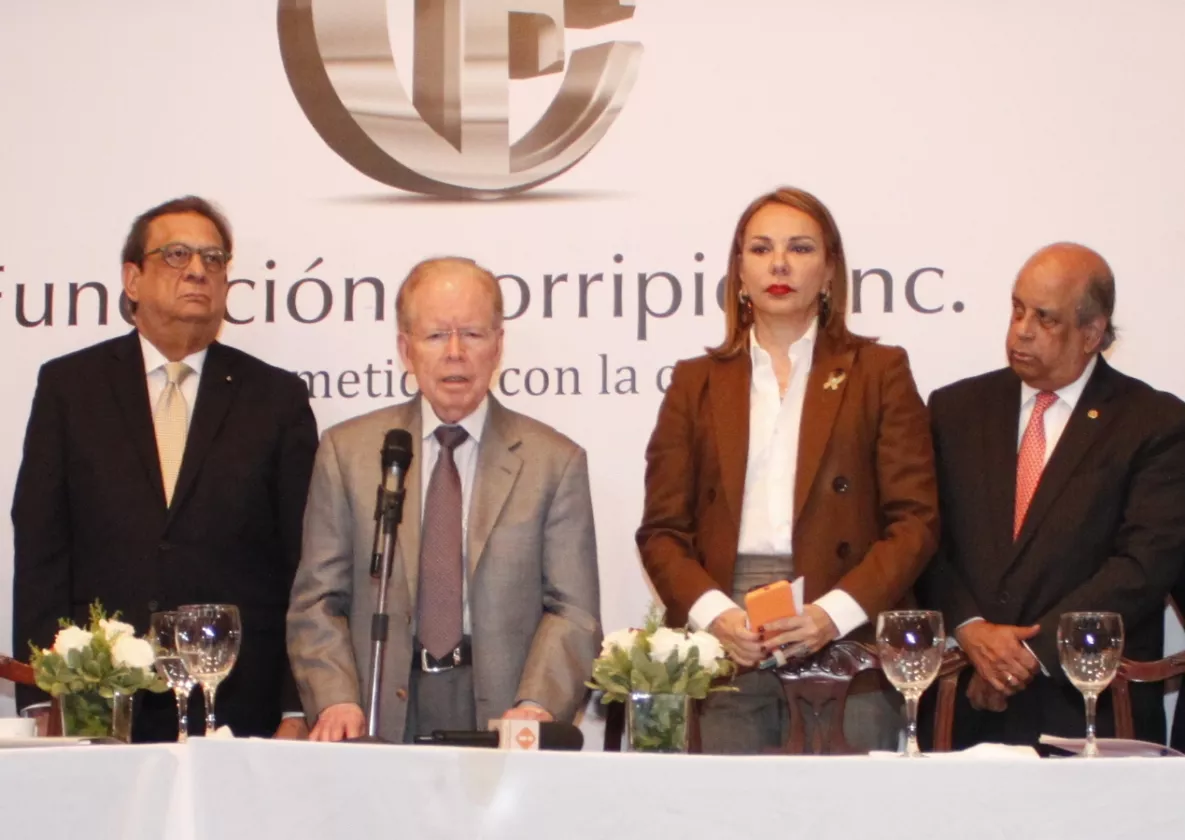 José Luis Corripio Estrada y Milagros Germán junto a los integrantes  del jurado .  duany        nÚñez