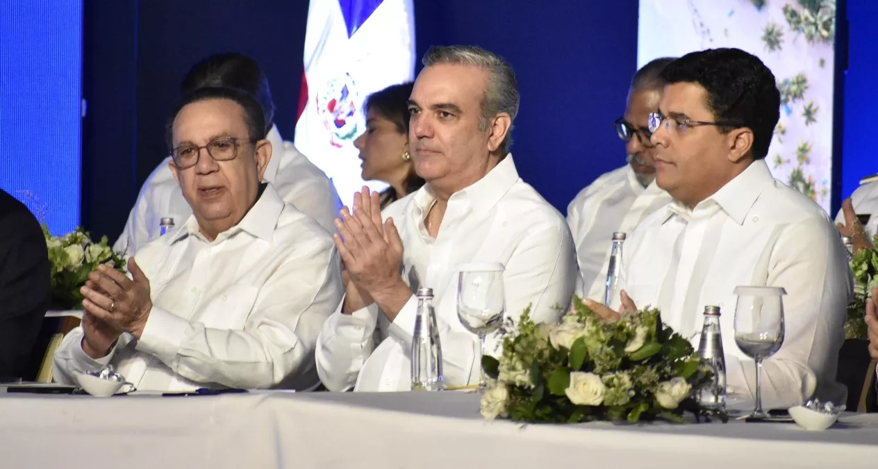 El presidente Luis Abinader, junto a David Collado y el gobernador del Banco Central.