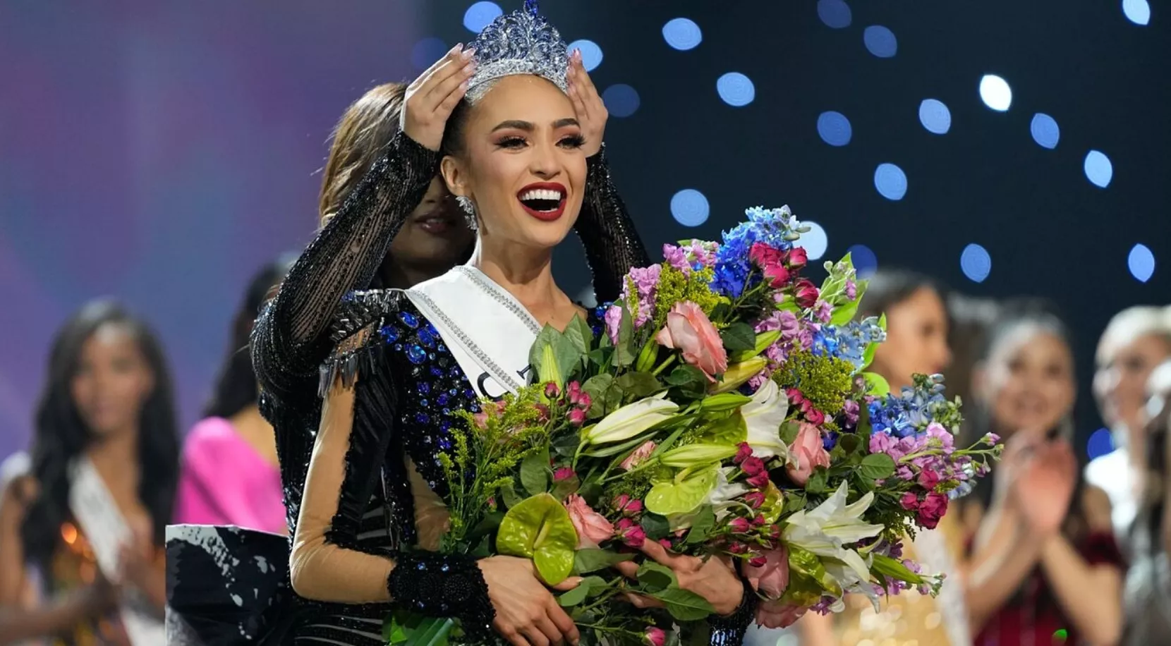 Momento en el que la estadounidense  R’Bonney Gabriel  es coronada como la nueva Miss Universo.