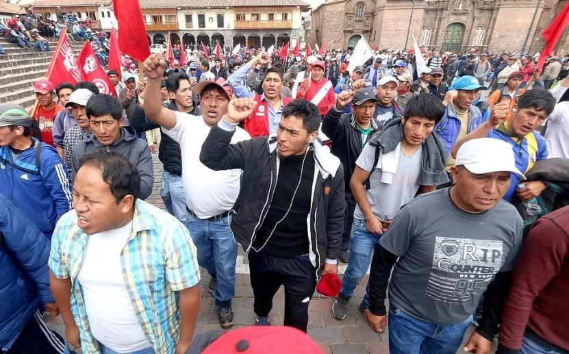 Movimientos peruanos piden renuncia de presidenta.