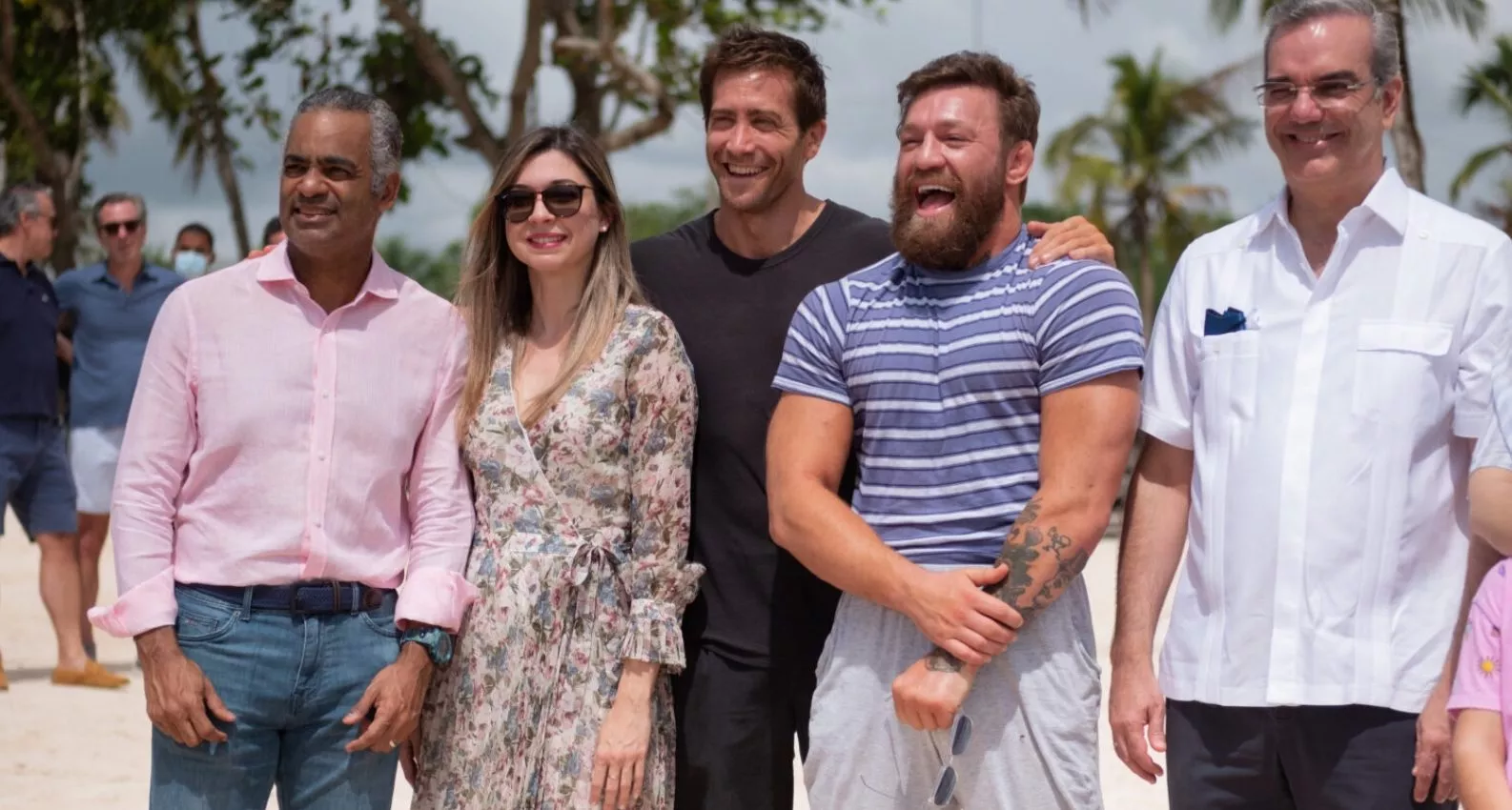 Joel Adrián Santos, Jake Gyllenhaal, Marianna Vargas Gurilieva, Connor McGregor  y el presidente  Luis Abinader.