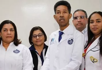Clemente Terrero junto a doctores del centro.