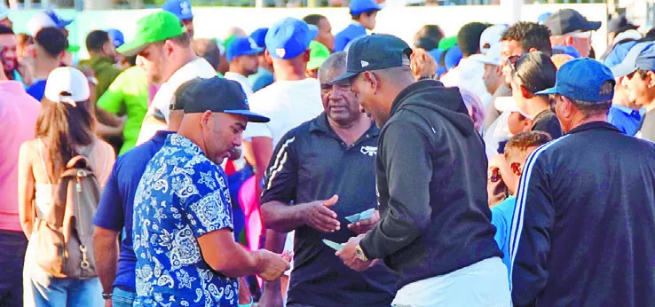 Un revendedor ofrece boletas a fanáticos a la entrada del  estadio Quisqueya.  Alberto calvo