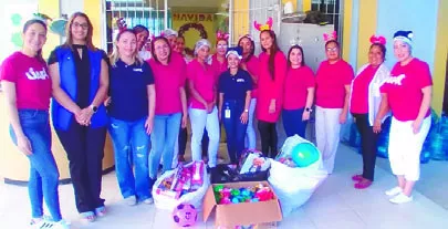 Integrantes del grupo durante la entrega de juguetes en sectores vulnerables.