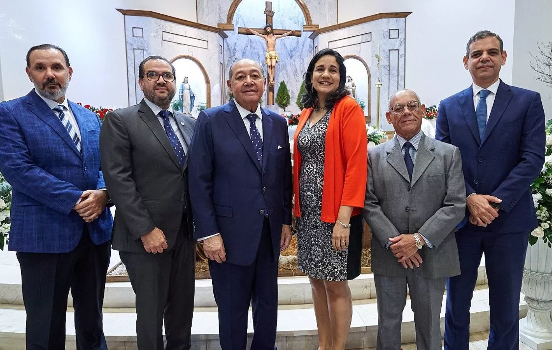 Ejecutivos de la entidad bancaria, durante una misa de acción de gracias.
