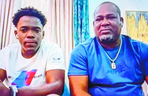 Juan Uribe junto a su hijo, que acaba de firmar con White Sox.