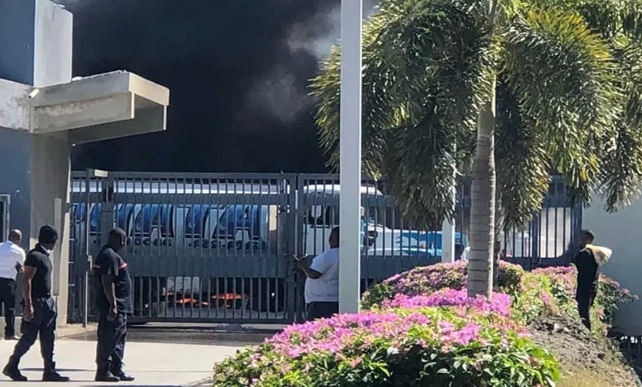 La tensión subió ayer  al máximo en  Puerto Príncipe. Parte de los policías en huelga.