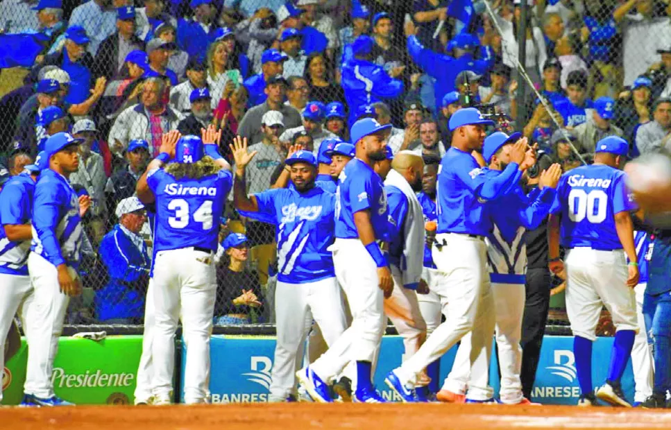 Jugadores de los Tigres del  Licey celebran en el terreno durante el partido de anoche en el estadio Quisqueya.  Alberto calvo