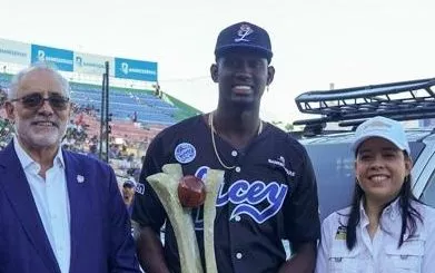 Rony Mauricio recibe premio