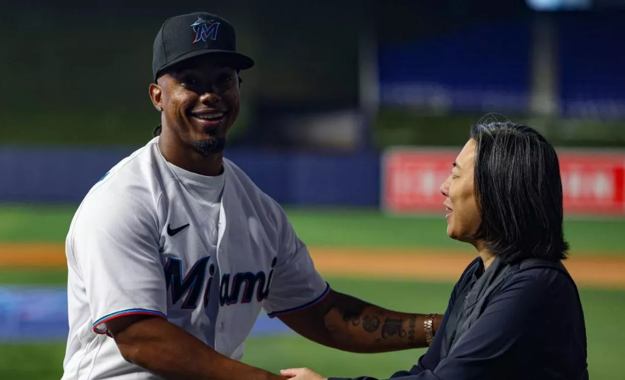 El dominicano Jean Segura fue recibido ayer por la gerente general de los Marlins, Kim  NG.