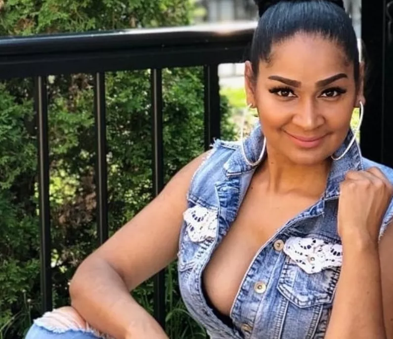 Liraldy la Divina promueve   la canción Éxtasis.