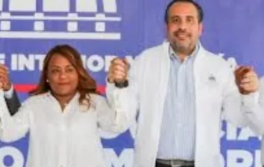 Alberto Rodríguez junto a  autoridades  petromacorisanas.
