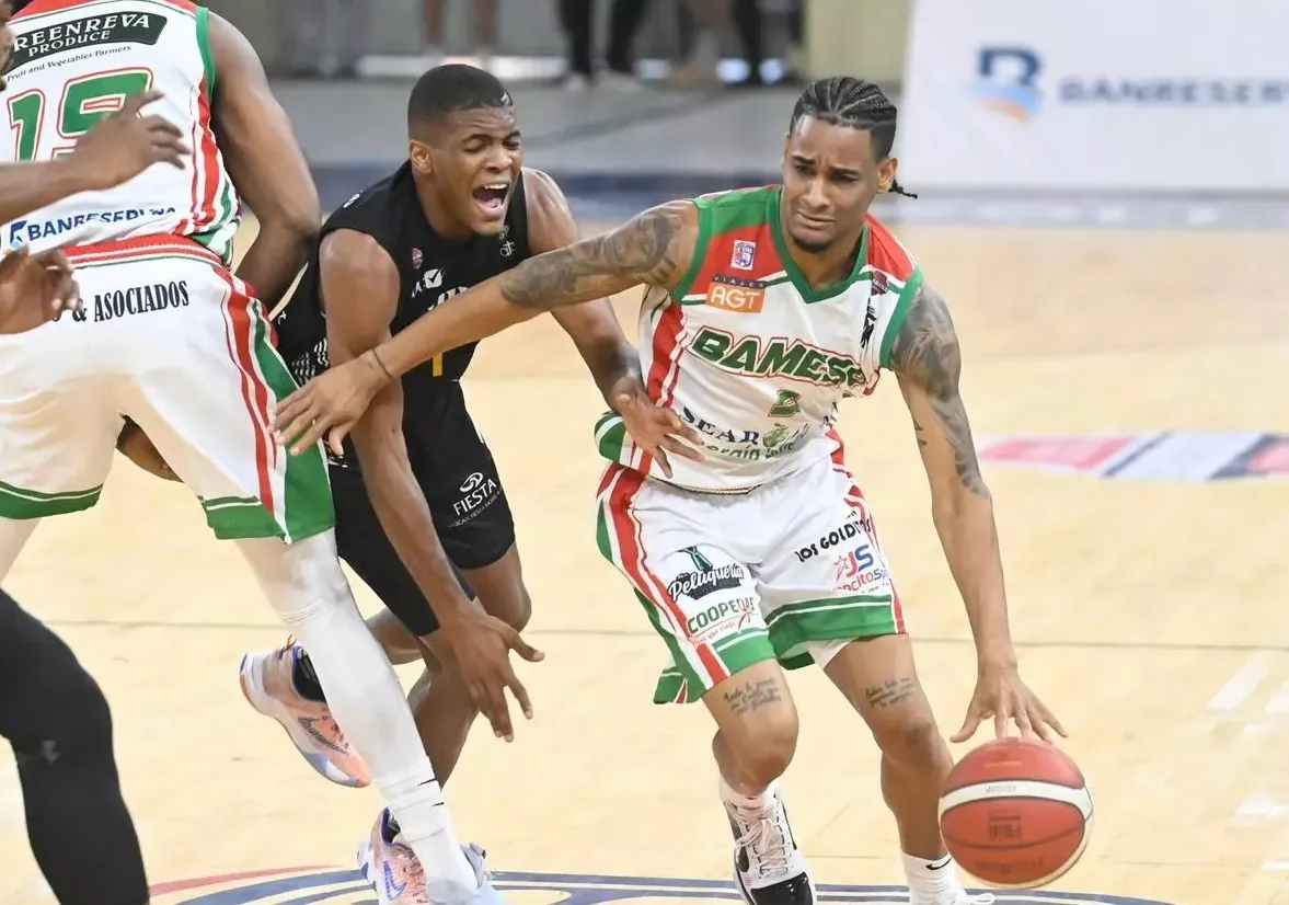 Víctor  Liz condujo al club  Bameso a  coronarse  en el torneo basket  distrital  2022.    Archivo