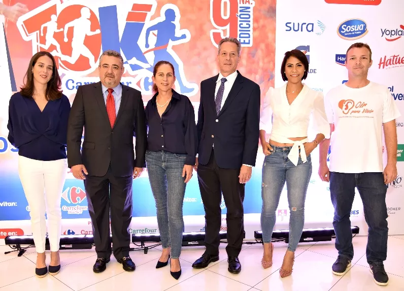 Ejecutivos de Carrefour durante el anuncio de  la carrera.