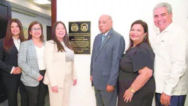 El doctor Milton Ray Guevara junto a la  familia de Adriano Miguel Tejada.