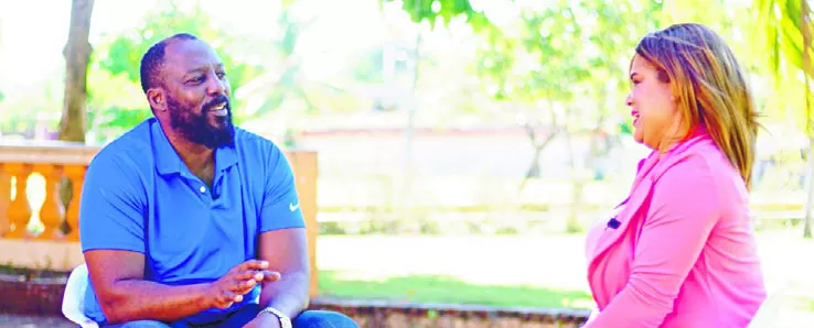 Vladimir Guerrero conversa con la periodista Edili Arias en su residencia.   elieSer tapia