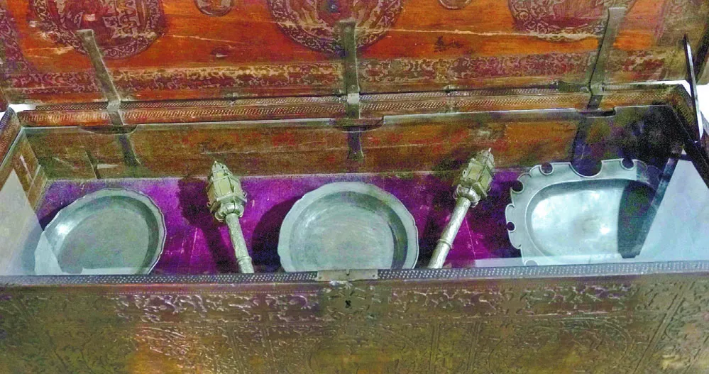 Los mazos junto a las bandejas de plata  en un arcón del Alcázar de Colón. ELIESER TAPIA