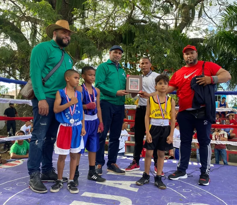 Varios púgiles campeones del intercambio de boxeo.