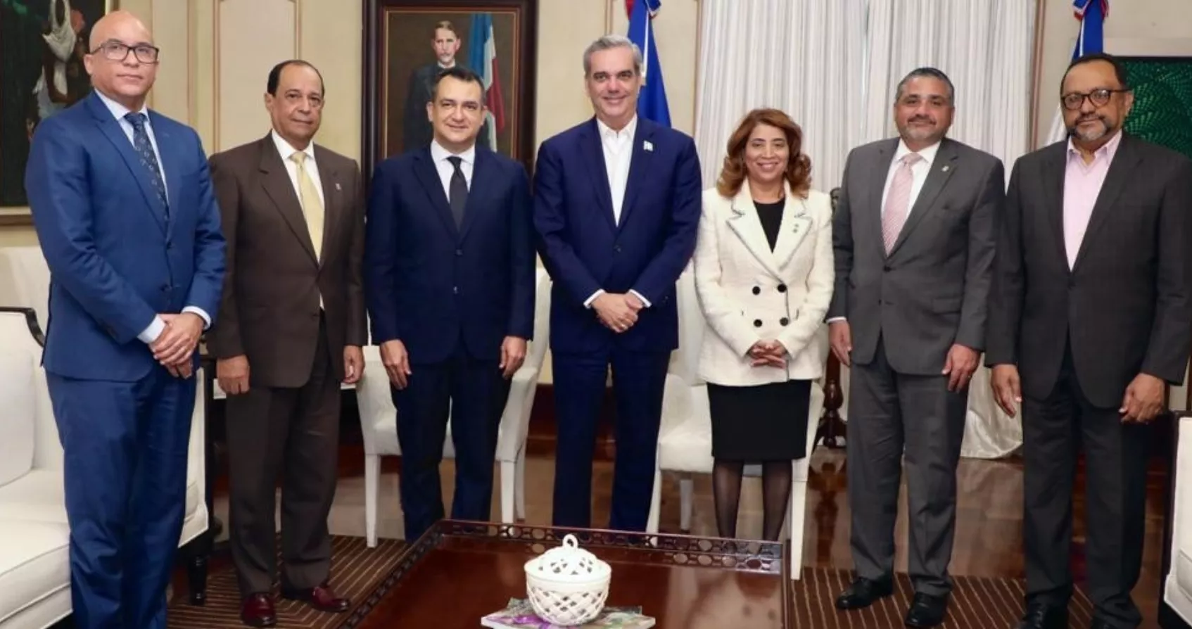 El presidente Abinader junto al Pleno de la JCE,   Homero Figueroa y Antoliano Peralta, funcionarios del Gobierno.