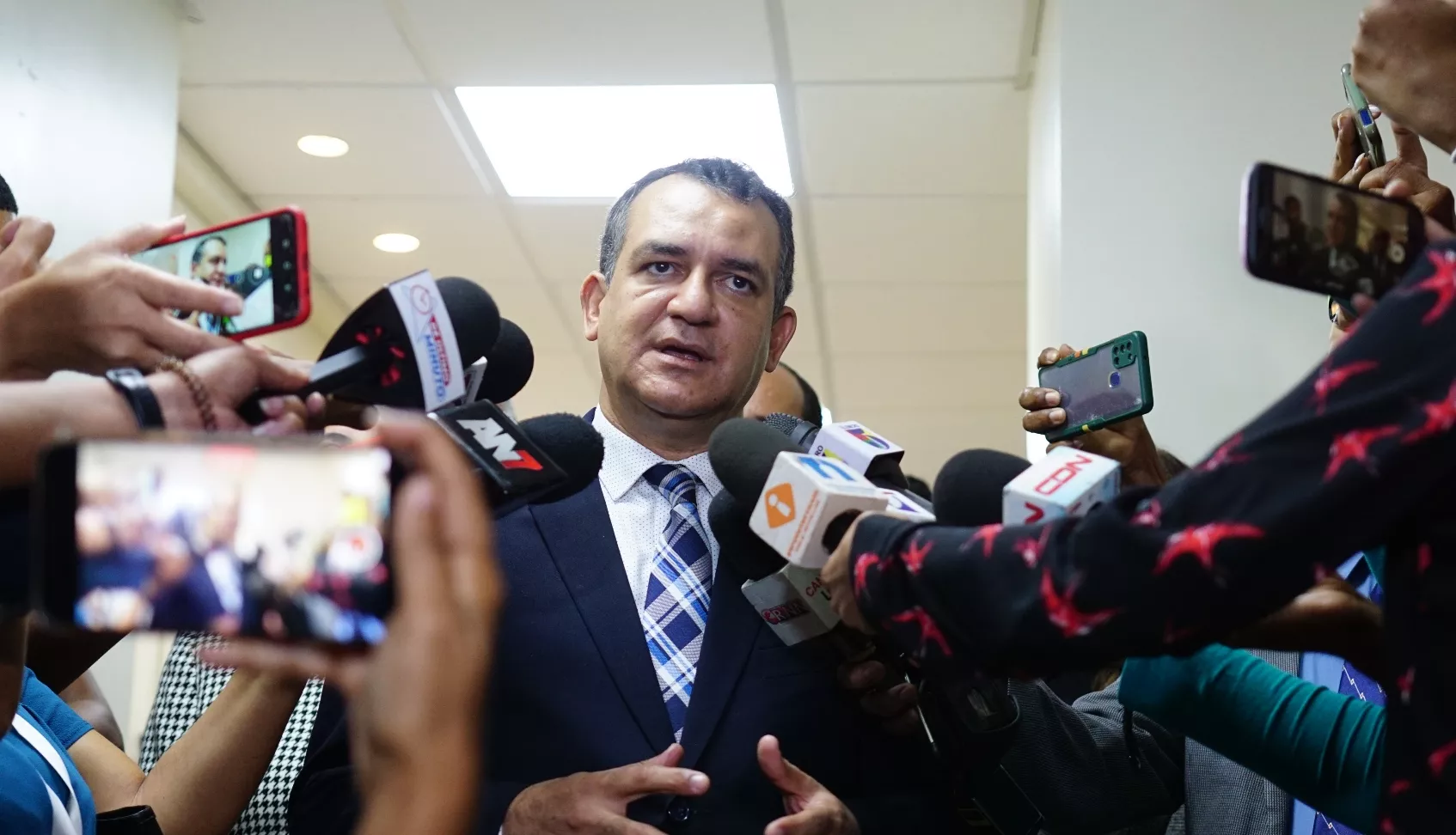 El presidente de la JCE, Román Jáquez,  se reunió ayer junto al Pleno de la entidad con los legisladores.  ELIESER TAPIA