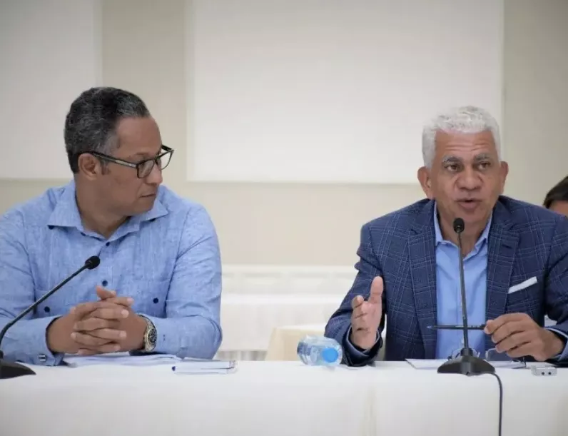 Miembros de comisión bicameral que estudia proyecto.