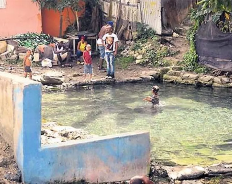 La población sigue realizando sus actividades  cotidianas.
