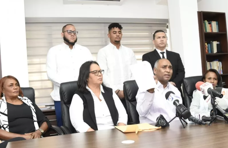 Familiares del exministro  presentaron  la querella ayer.