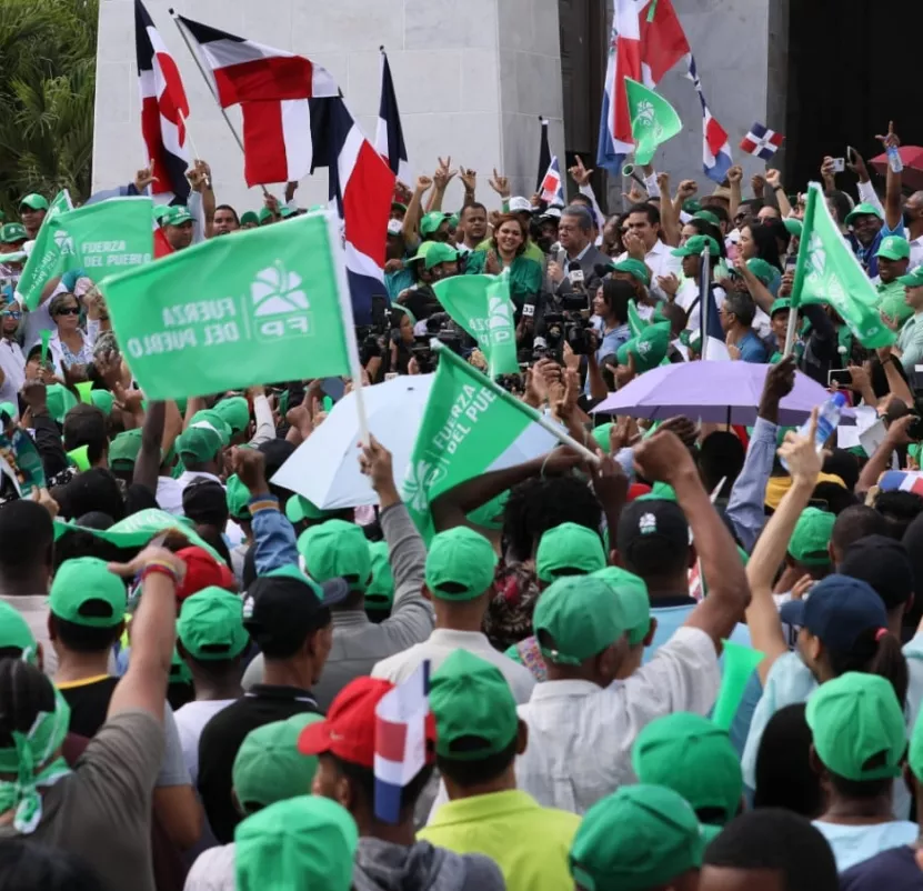 Jóvenes de la Fuerza del Pueblo en la Zona Colonial.