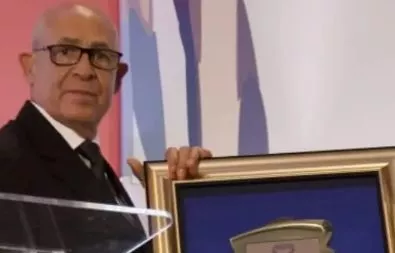 El urólog Bolívar Rosario recibió una distinción de colegas.