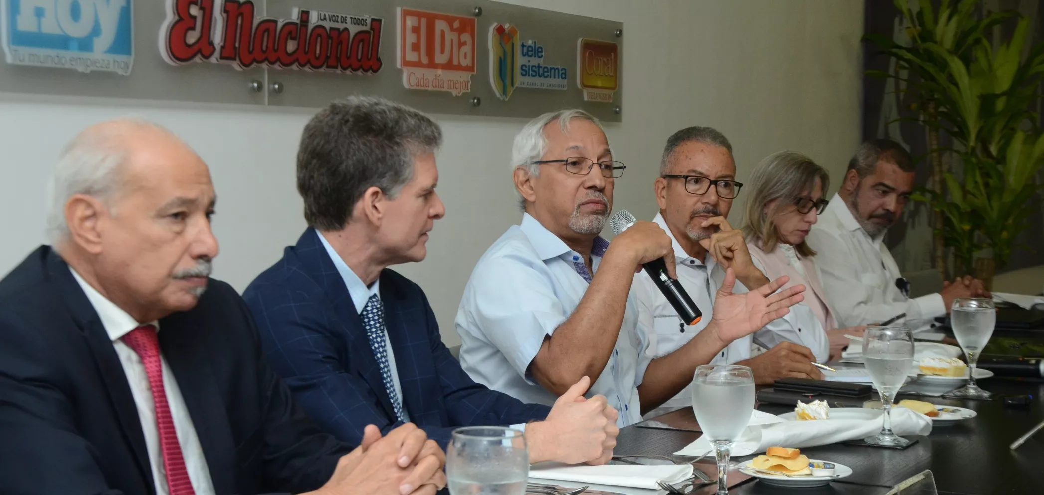 Frank D’Oleo, José Alfredo Corripio,  el ministro Ángel Hernández, Miguel Febles, Ancell Scheker y Rolando Reyes durante el Almuerzo .  JORGE GONZÁLEZ.