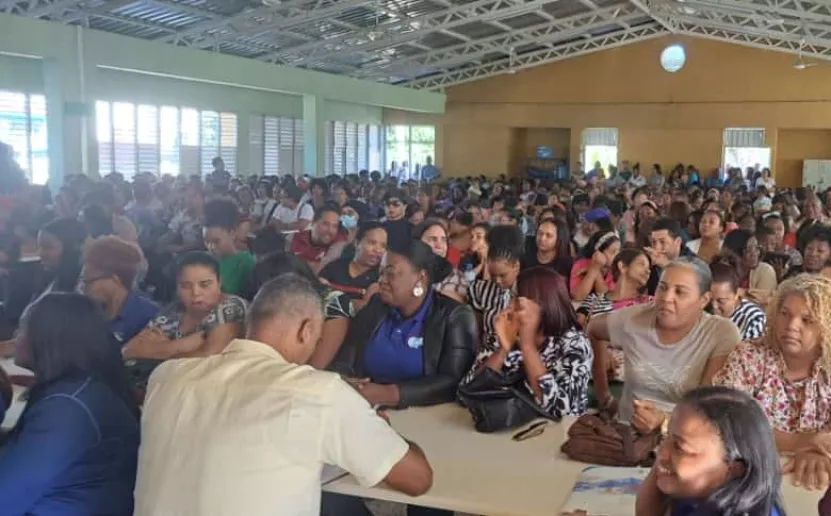 Concurrida asamblea en la que docentes piden solución.