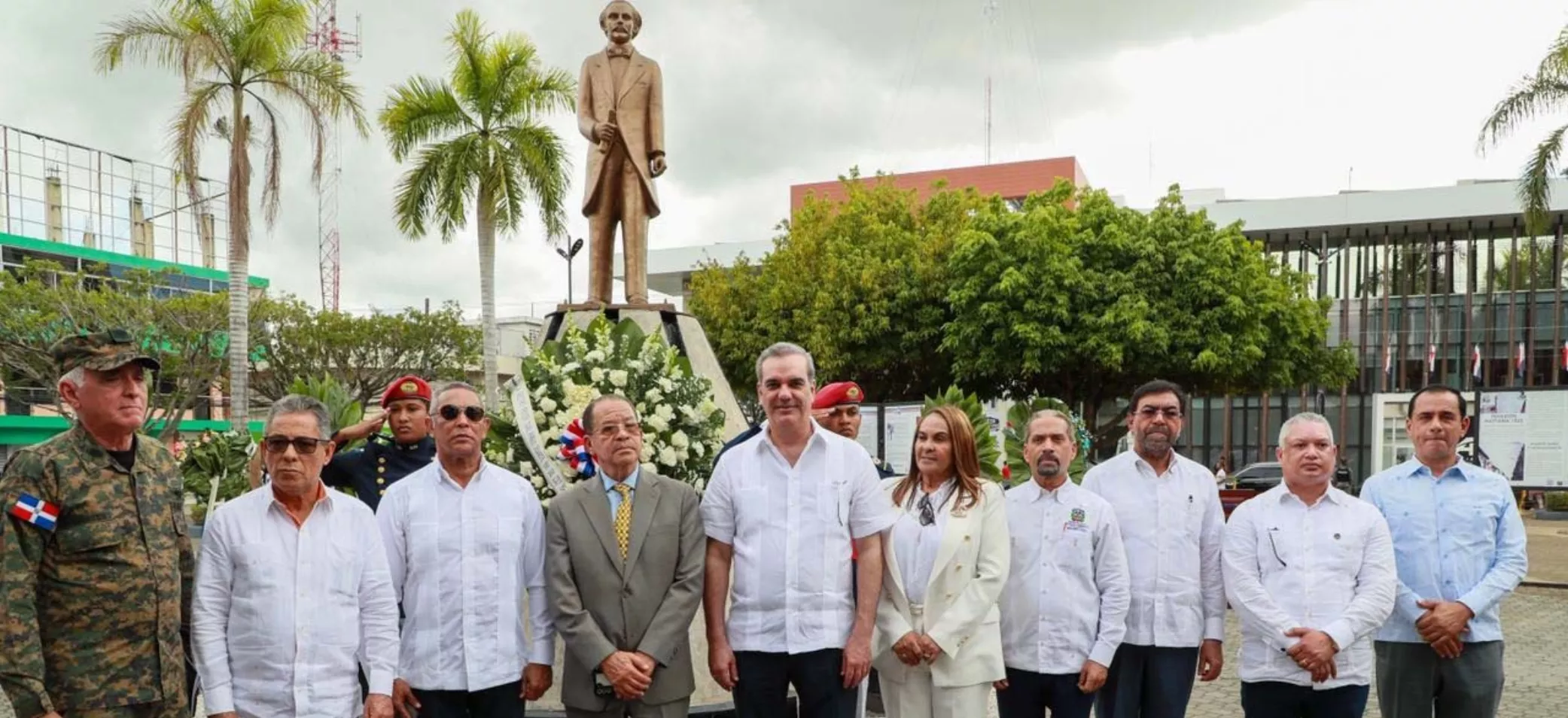 El presidente Luis Abinader junto a autoridades locales y militares depositó ofrenda floral en el Parque Duarte, en San Francisco de Macorís. fuente externa